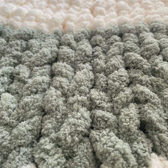 Handmade chunky knit blanket - Picture 2 of 5